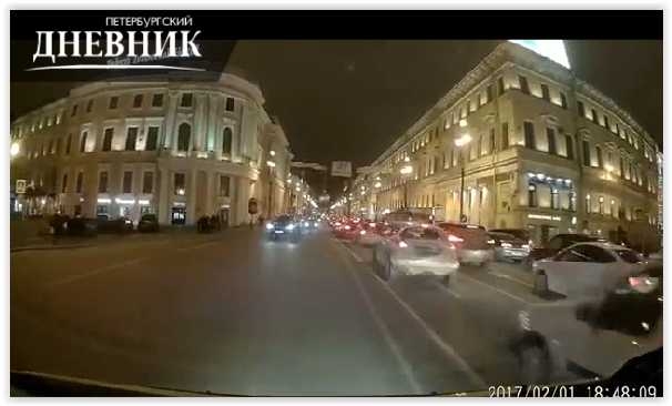 Инцидент со "скорой" и VIP-такси в Петербурге попал на видео