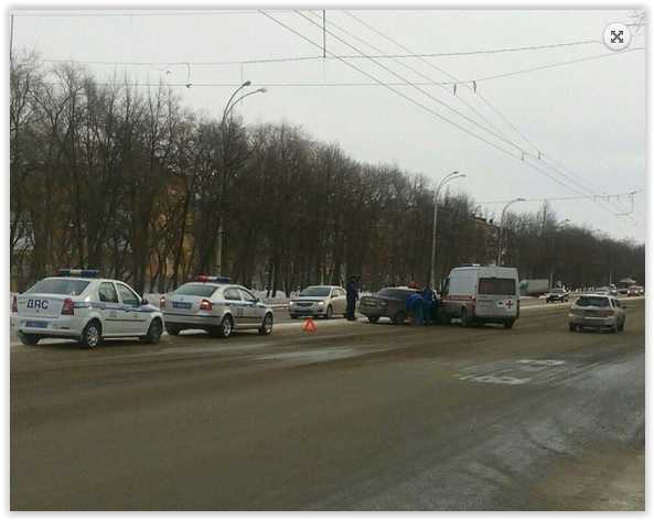 В Кемерове на Ленина столкнулись Priora и автомобиль скорой помощи, есть пострадавший