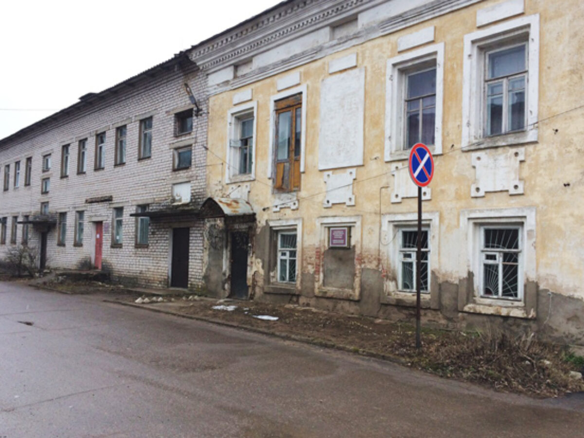 Подглядывание через окно в кабинет гинеколога