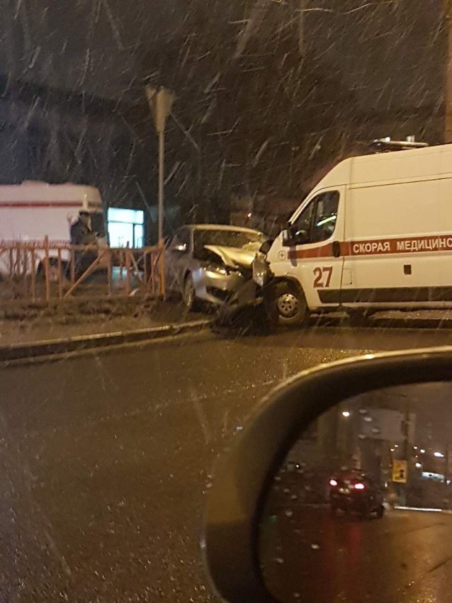 Медработник пострадал при столкновении скорой помощи с Mazda в Иркутске 3