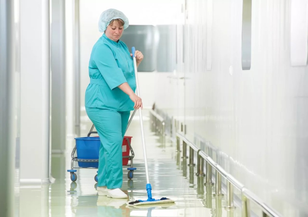 Медсестёр и фельдшеров уровняли с санитарками