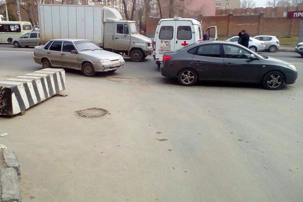 В Ростове «ЗИЛ» врезался в машину скорой помощи 3