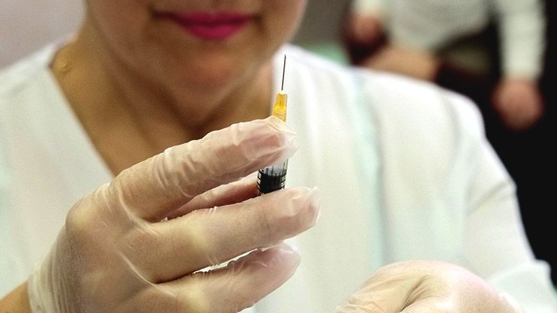 Роспотребнадзор обвинил медиков в 20% осложнений после вакцинации