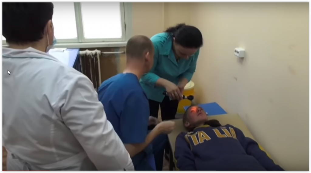 В посёлке Рочегда, расположенном в пяти часах езды от Архангельска, местные врачи сражаются за свою больницу, вопреки законодательству.