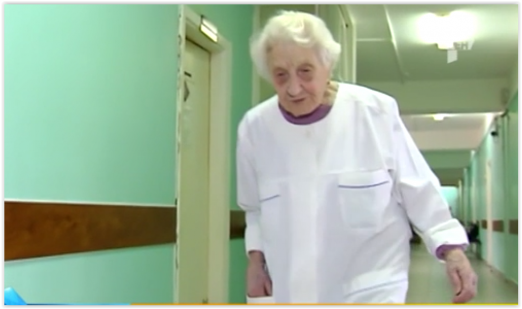 Практикующий 90-летний хирург-ветеран рассказала о своей работе