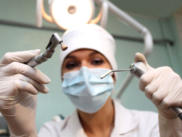 Частный стоматолог удалила пациентке 22 здоровых зуба