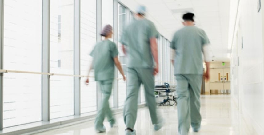 Из-за отсутствия лифта пациентов в тульской больнице носят на руках