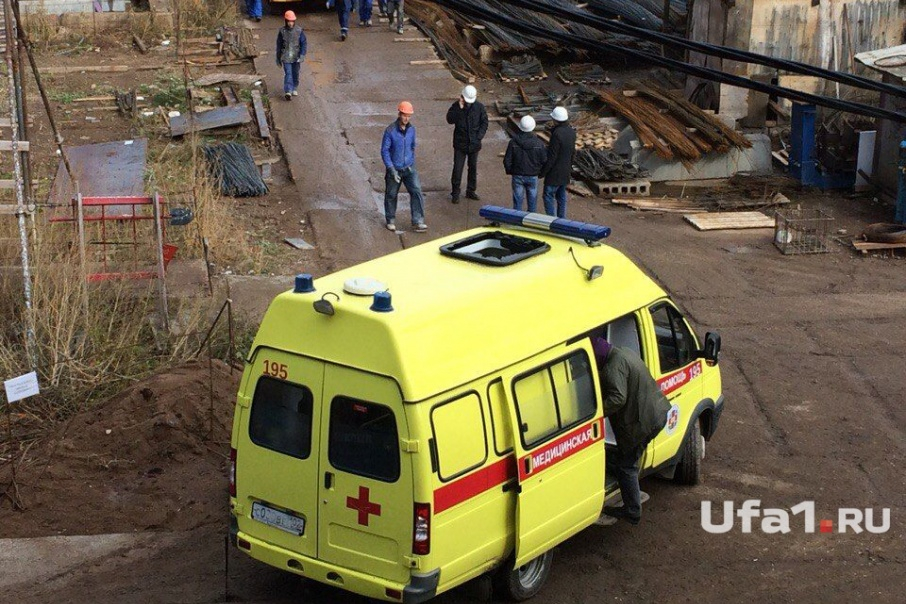 В Уфе на машину скорой упали стройматериалы: пострадал врач