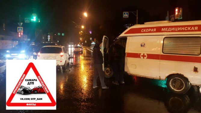 В Самаре вечером 29 октября произошло ДТП с участием автомобиля скорой помощи и LADA Kalina. Об этом сообщили очевидцы в сообществе «ДТП Самара» во Вконтакте.