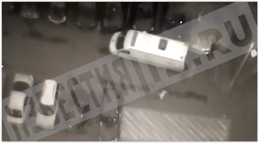 Видео: Пьяный полицейский устроил драку с водителем скорой в Москве