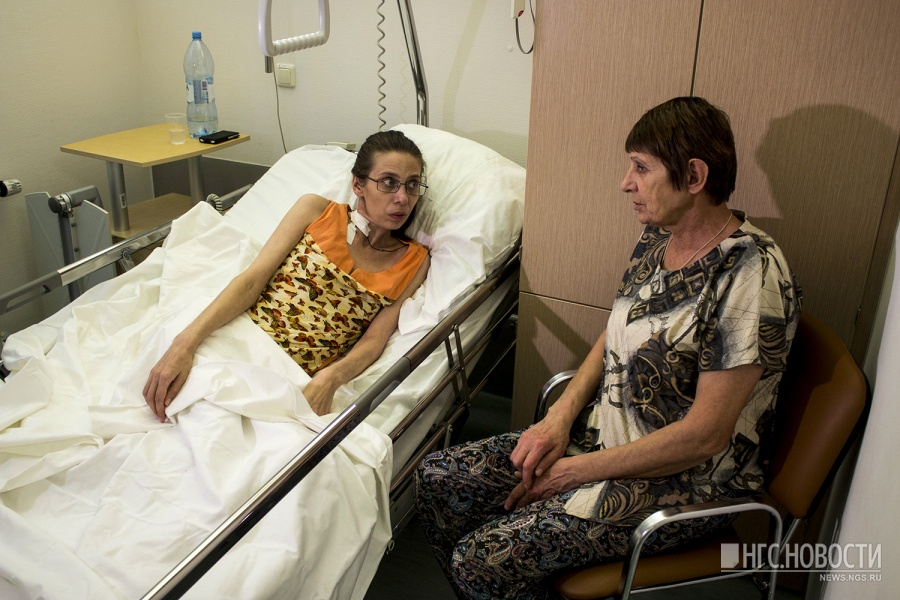 Новосибирские нейрохирурги выписали молодую сибирячку Ольгу Демакову, которую лечили полтора месяца, — ей удалили из малого таза 8-килограммовую опухоль, опасно сдавившую органы.  Опухоль росла в теле 33-летней учительницы из Томска Ольги Демаковой около 10 лет — выявили её почти случайно на МРТ, когда девушка почувствовала боль в спине.