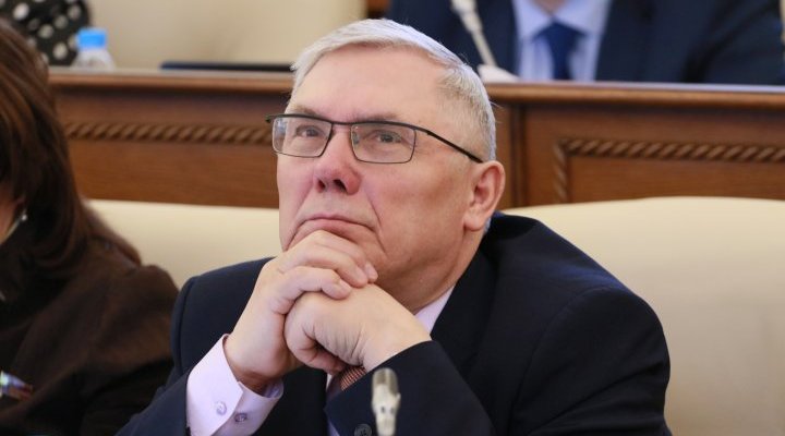 Главный алтайский онколог Александр Лазарев покинул должность из-за достижения предельного возраста