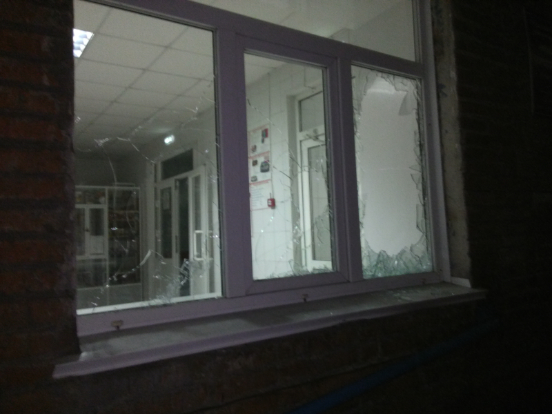 В Кемеровской области мужчина разбил 10 окон в больнице из-за долгого ожидания скорой