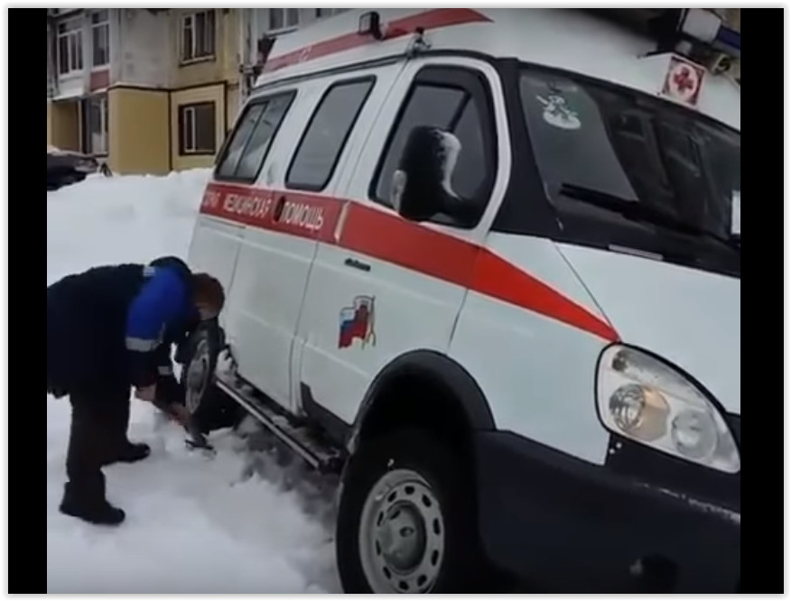 В Петропавловске в снегу застряла машина «скорой» с рожающей женщиной