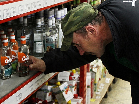 Минздрав продвигает закон о запрете продажи алкоголя пьяным