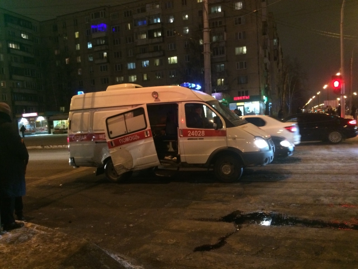 В Санкт-Петербурге иномарка протаранила скорую: фельдшер выпал в снег