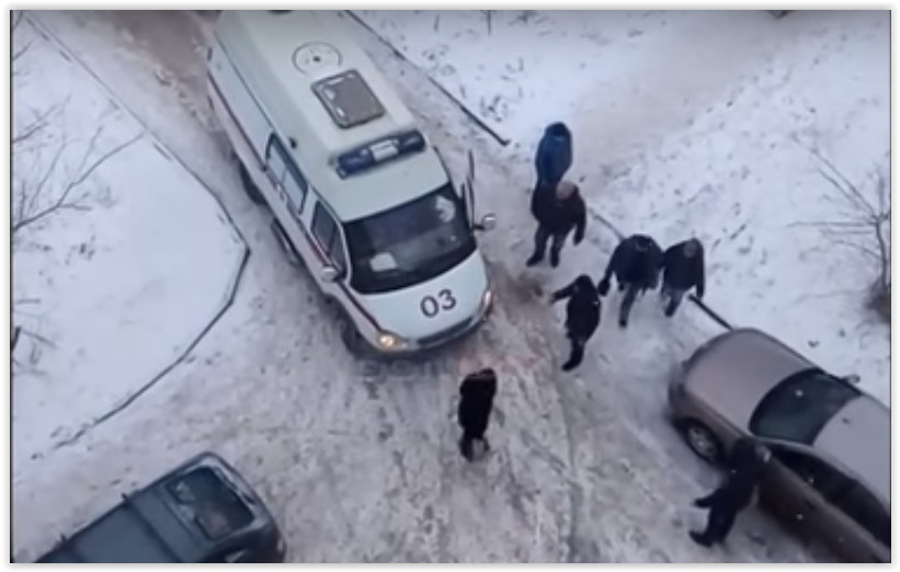 В Новочеркасске автомобилист заблокировал скорую и бросался на её водителя с кулаками