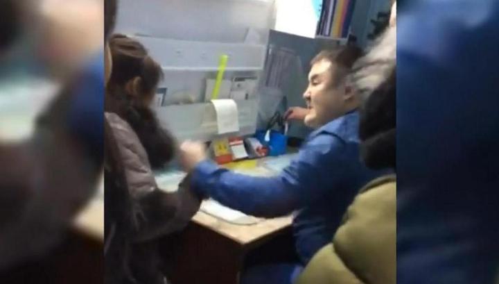 В Якутии врач избил женщину, которая пришла снимать его же побои