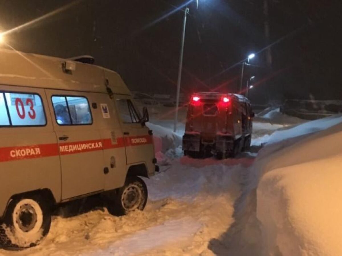 В Магадане из-за снега до больницы не доехали две машины с? ...