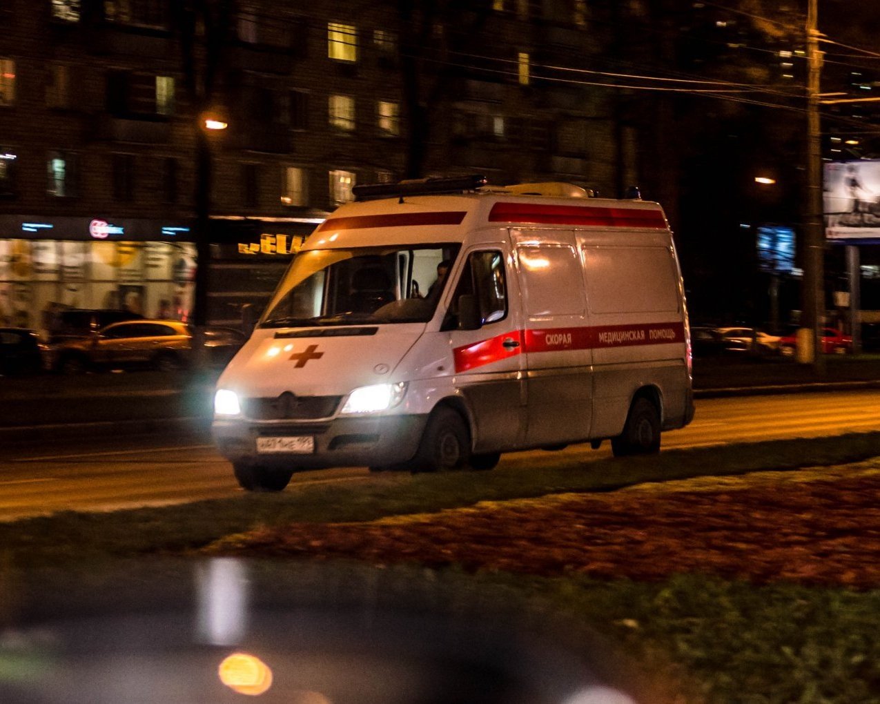 В Омске пьяный житель жестоко избил водителя скорой помощи