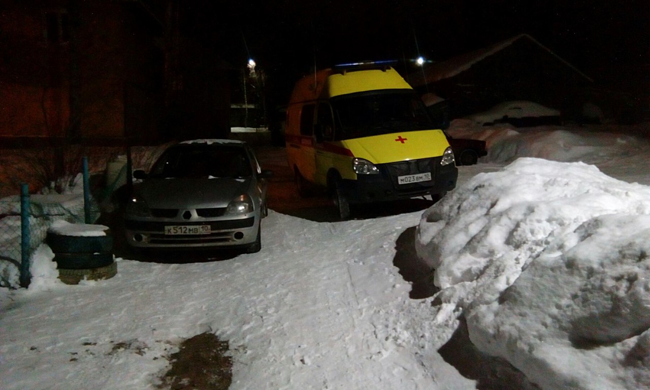 В Петрозаводске припаркованный автомобиль помешал проезду скорой помощи