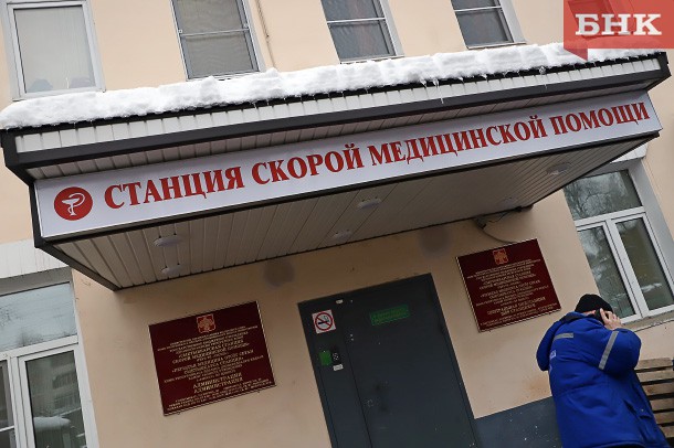 Сыктывкарским медикам «скорой» выплатили премию, а потом вычли ее из зарплаты