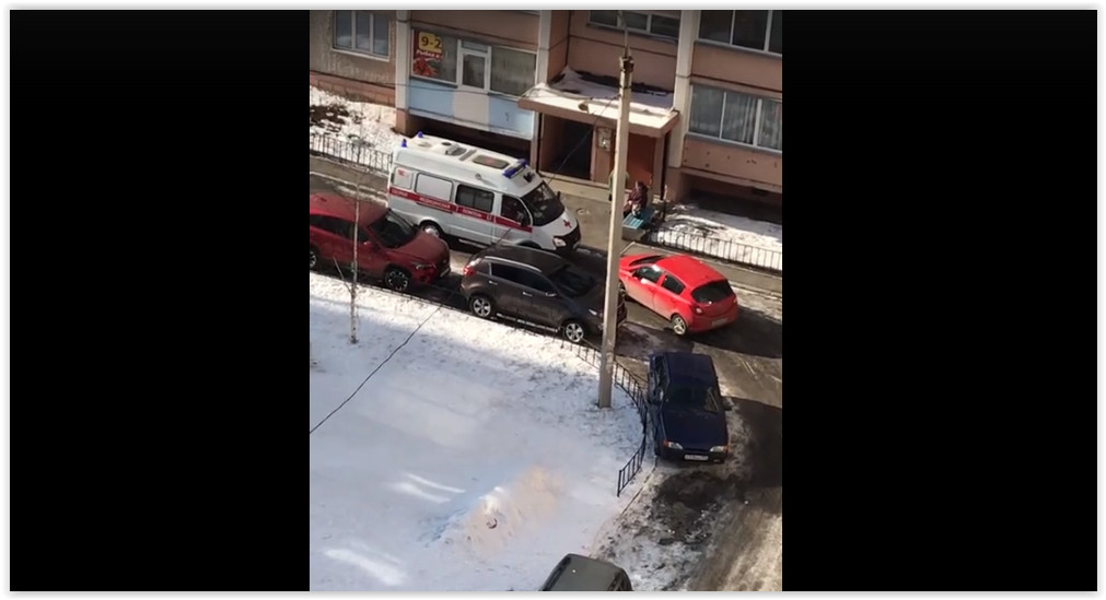 В Магнитогорске автомобиль заблокировал проезд скорой помощи