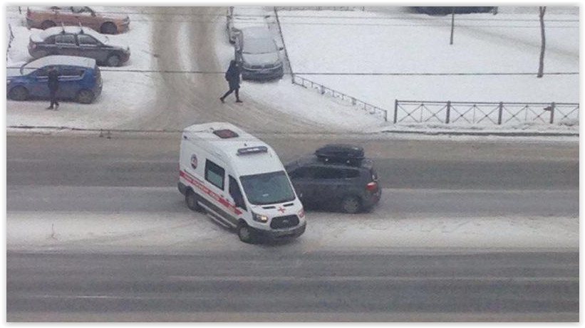 В Санкт-Петербурге легковой автомобиль влетел в машину скорой помощи с пациентом внутри