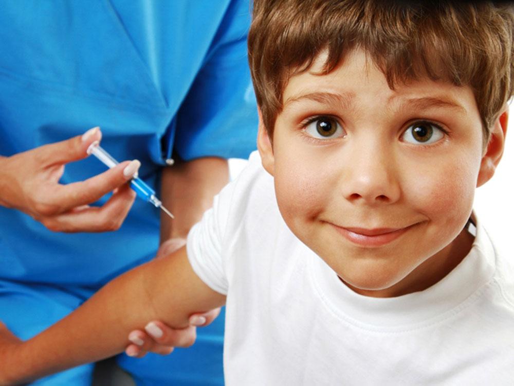 Эксперт: 90% отказавшихся от прививок родителей удаётся переубедить
