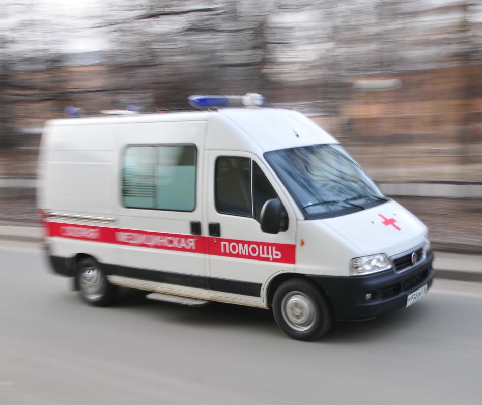В Прокопьевске пострадали четыре человека из-за опрокидывания скорой помощи