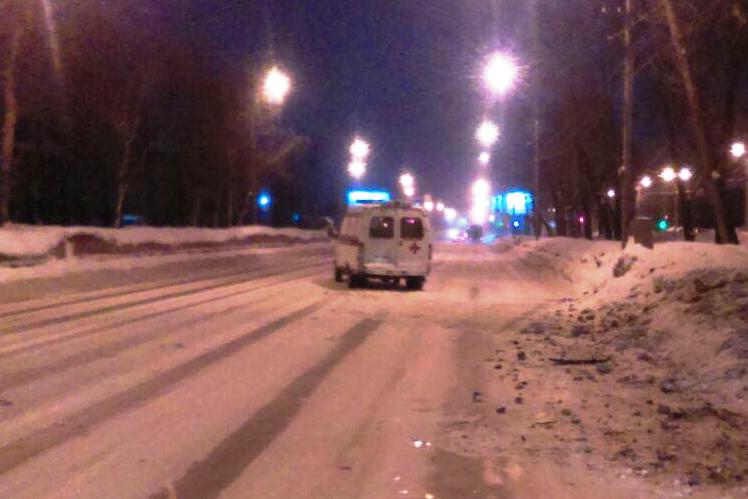 В Новосибирске иномарка врезалась в скорую и скрылась: пострадали врач и фельдшер