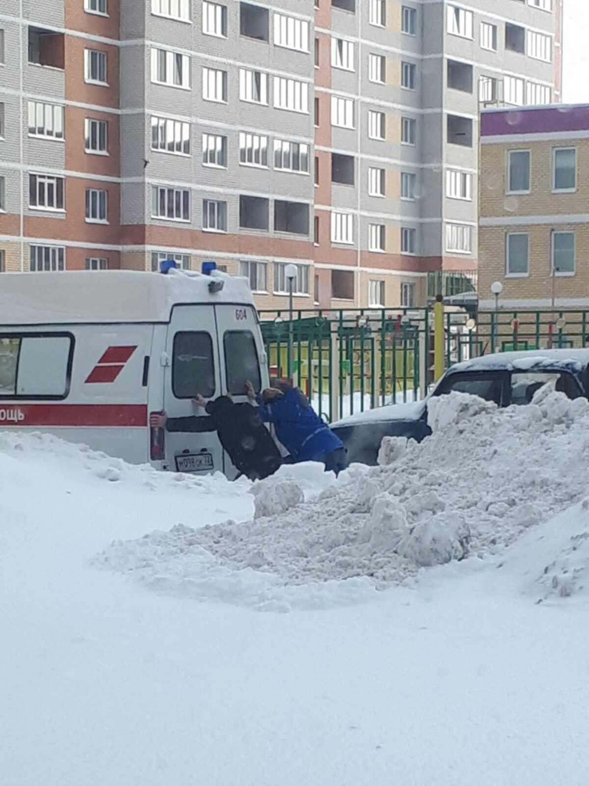 В Брянске машина скорой помощи застряла в снегу