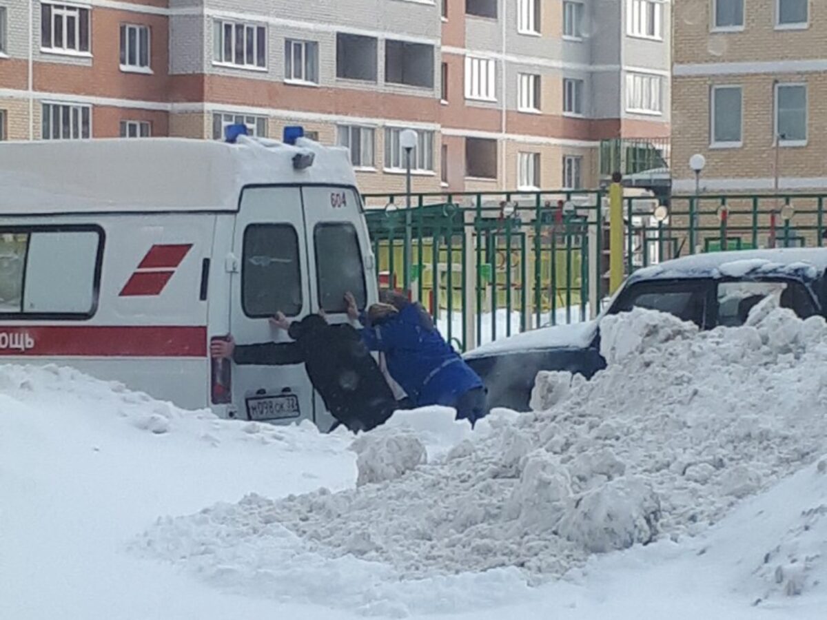 В Брянске машина скорой помощи застряла в снегу