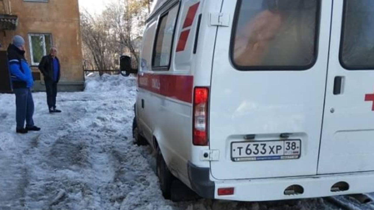 В Иркутской области скорая помощь не может добраться до пациентов из-за снежных завалов