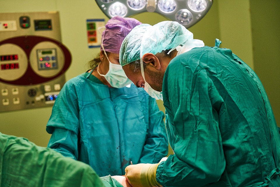 В Тюмени хирурги удалили пациенту опухоль гигантских размеров