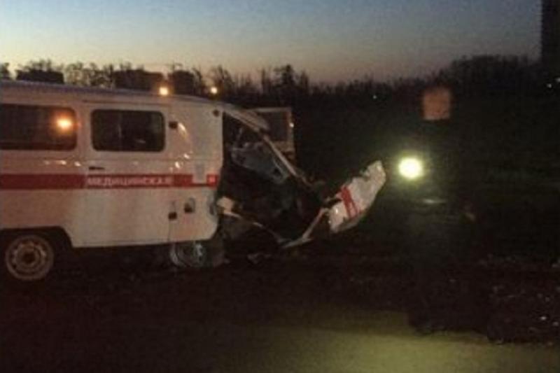 В Краснодаре скорая врезалась в экскаватор: водитель вылетел через лобовое стекло