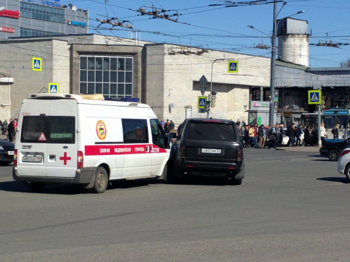 В Санкт-Петербурге водитель на джипе протаранил машину 