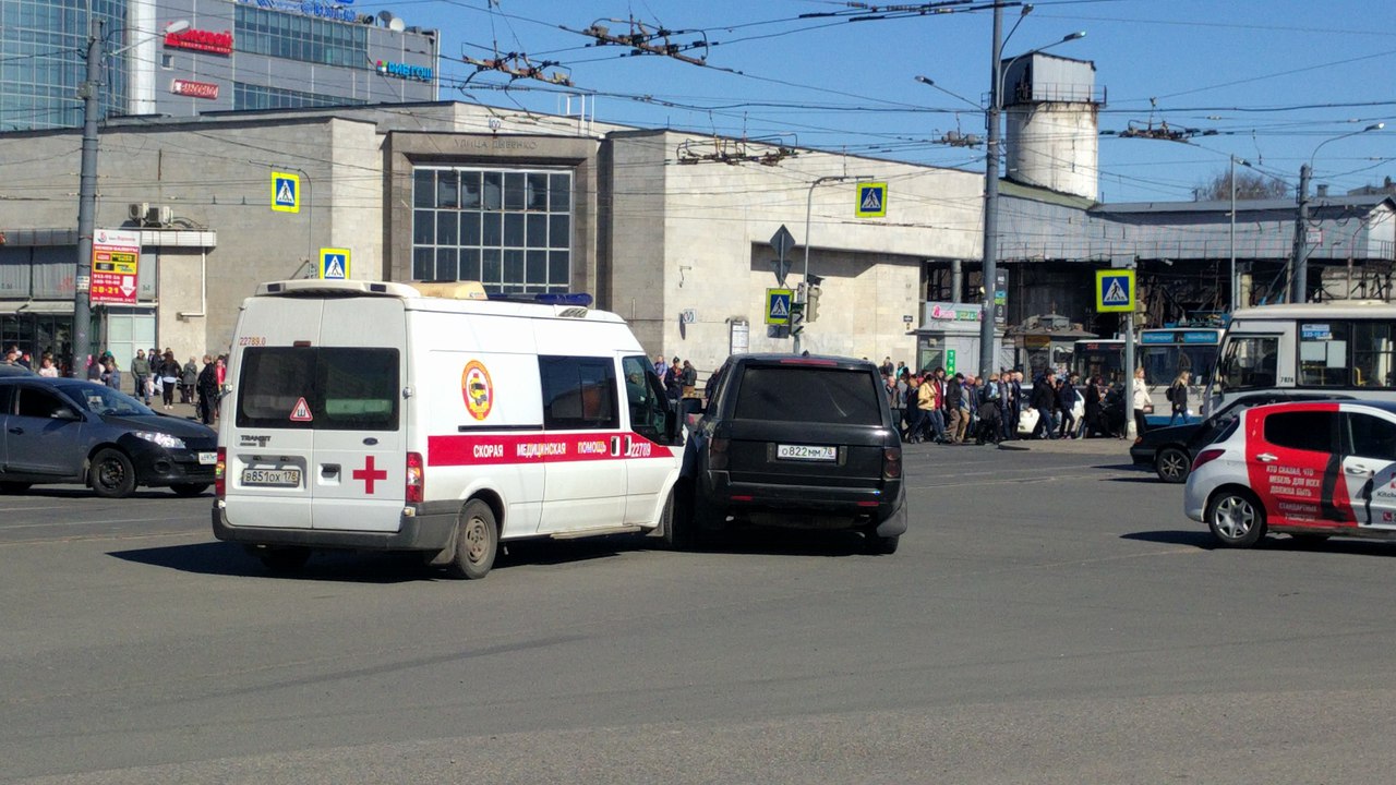 В Санкт-Петербурге водитель на джипе протаранил машину "скорой"