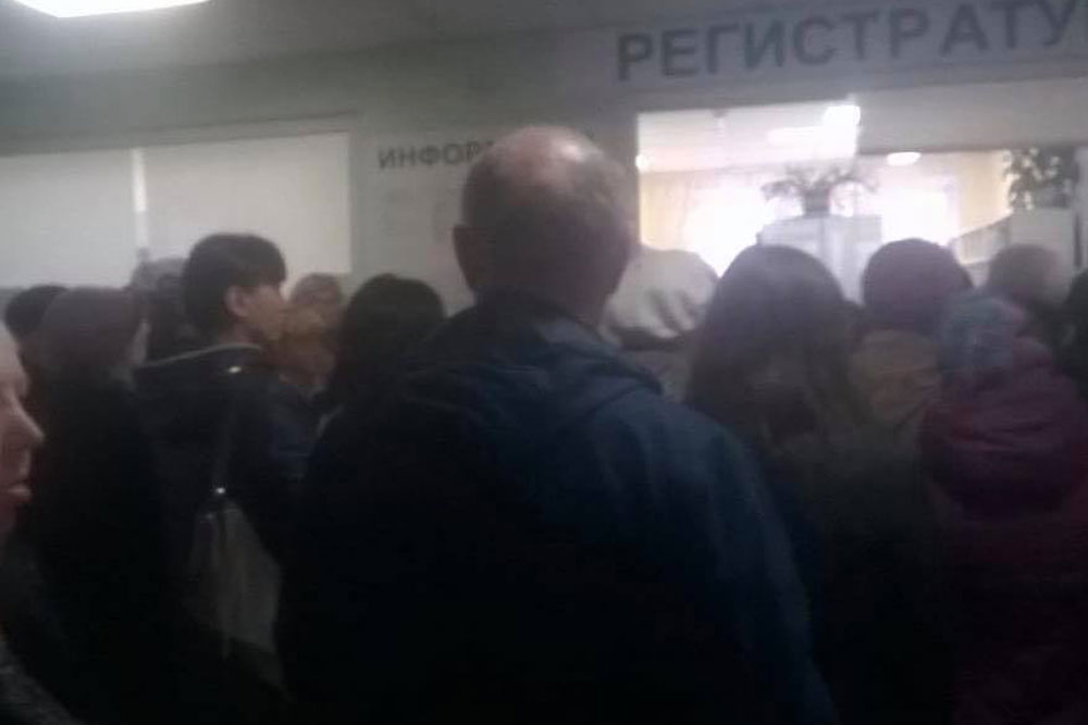 В Новосибирске пациенты занимают очередь к врачу с ночи