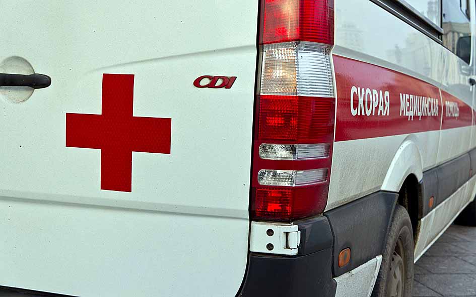 В Красноярске раненная пациентка напала на фельдшера скорой