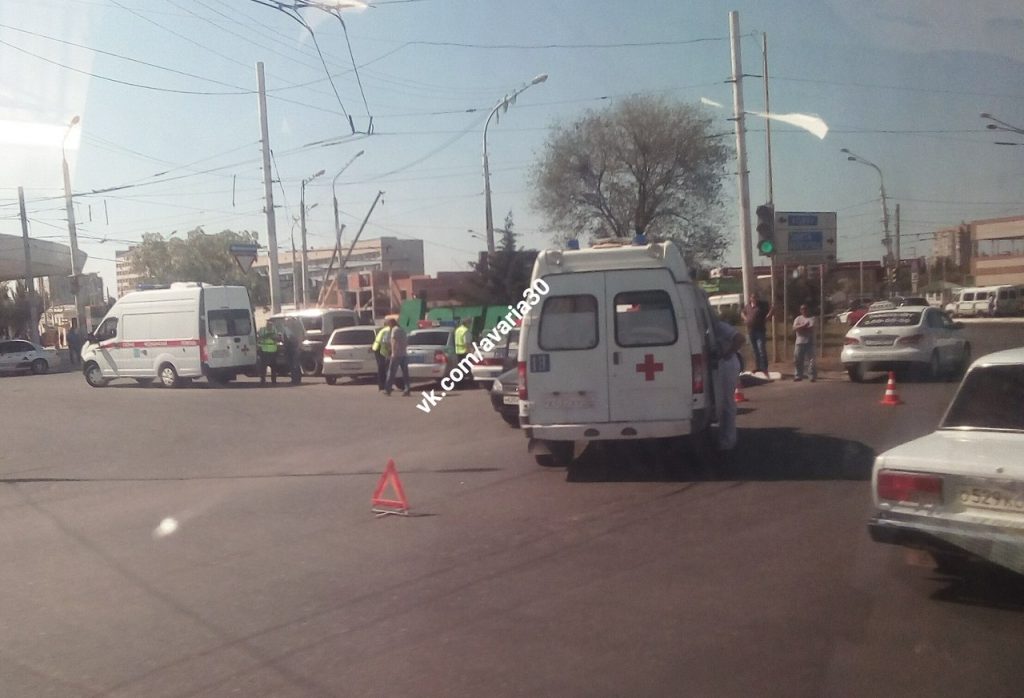 В Астрахани в ДТП со скорой помощью пострадала женщина