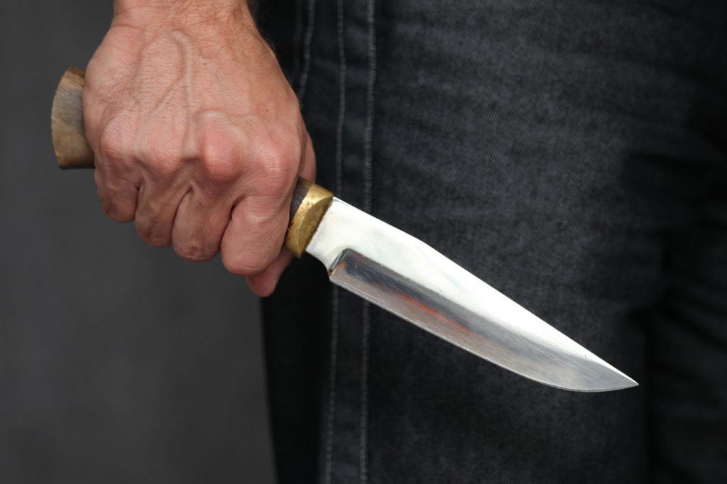 Пьяный алтаец с ножом угрожал фельдшеру скорой помощи