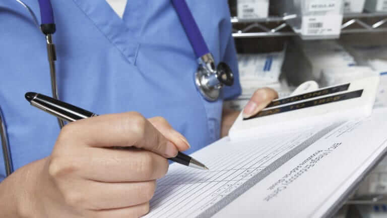 Российские врачи тратят 80% времени на бумажную работу
