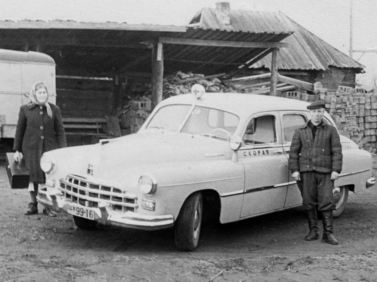 Автомобиль скорой помощи 50-х годов где-то в сельской местности