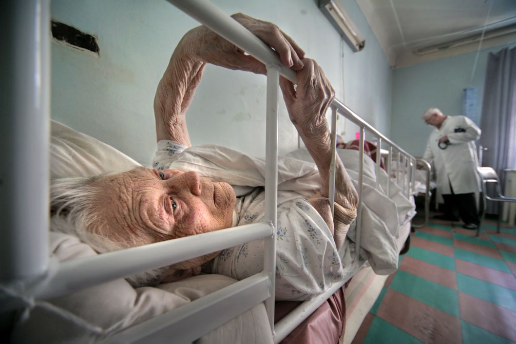 "Зачем здесь этот валежник?": о дискриминации стариков в больницах