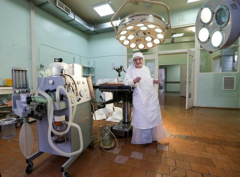 91-летний оперирующий хирург с 69-летним стажем Анна Лёвушкина