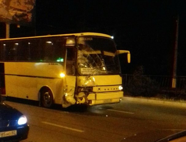В Симферополе рейсовый автобус влетел в машину скорой: пострадали двое 2