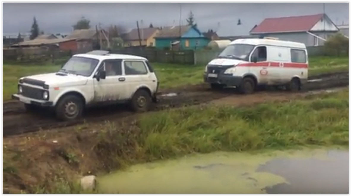 В Омской области машина скорой застряла в грязи