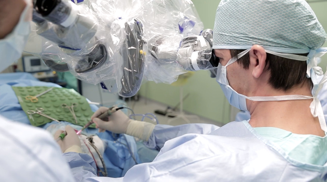 Новосибирские нейрохирурги удалили пациентке опухоль мозга через бровь
