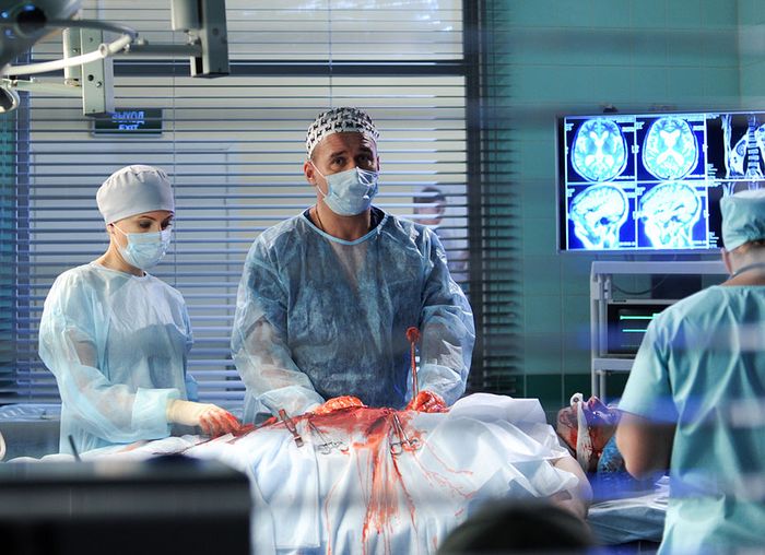 «Пересадка двух почек сразу, фонендоскоп в операционной»: врач - об ошибках в сериале "Склифосовский"